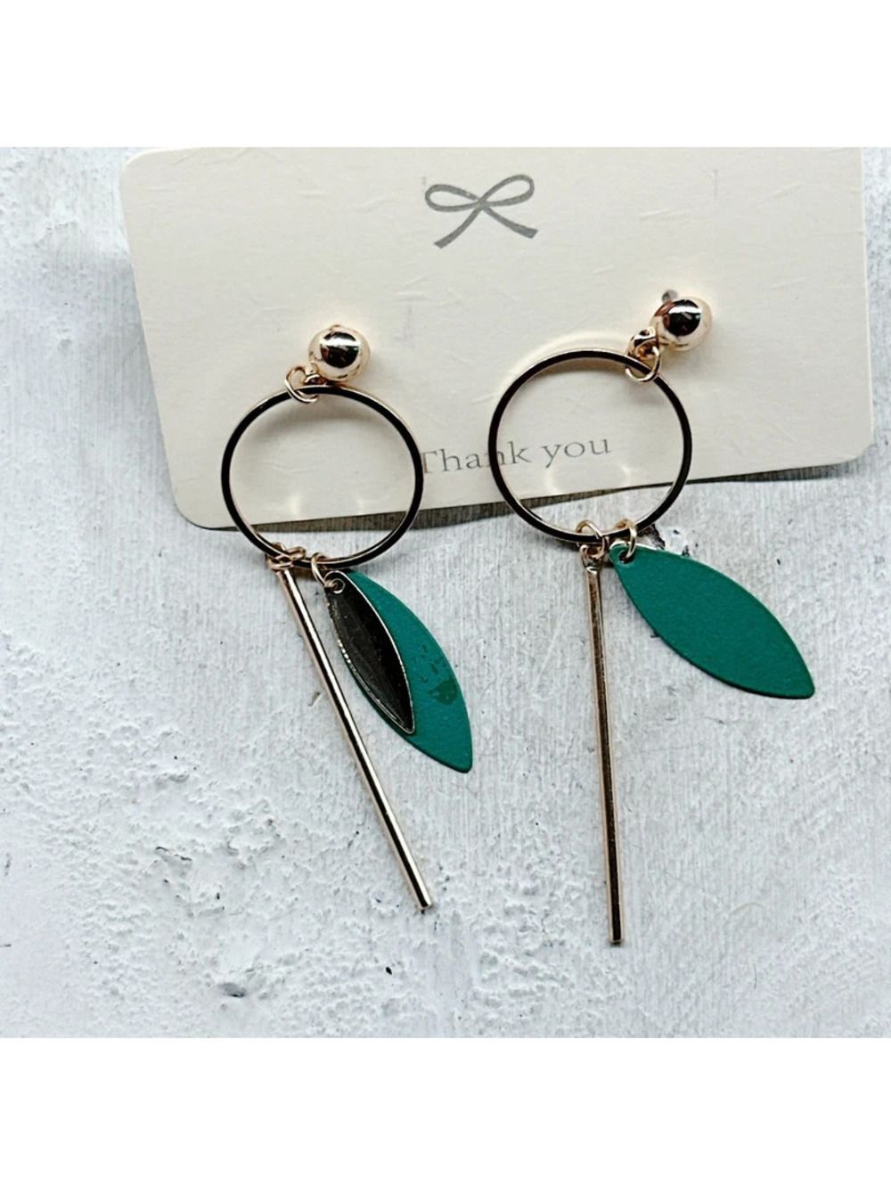 533mc. Goldtone Green Earrings